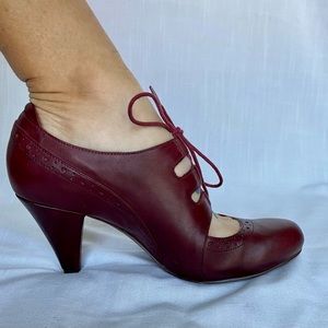 Size 7.5 Indigo by Clark’s, laced pump in Burgundy, excellent condition.